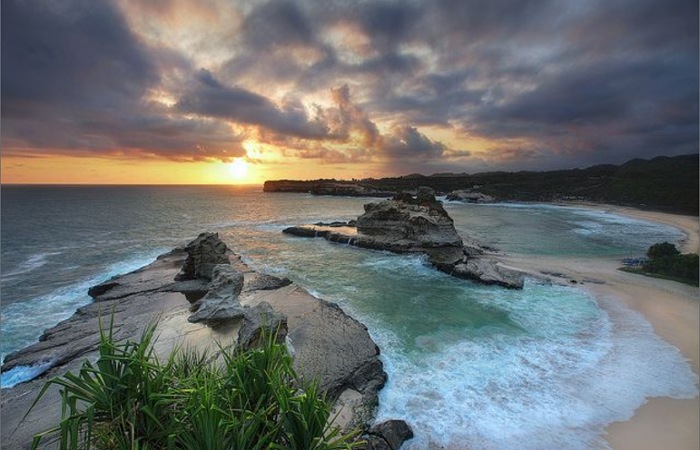 Review wisata Pantai Klayar Pacitan 2026 dengan fenomena Seruling Samudra, batu karang unik, dan panorama Laut Selatan yang memukau.