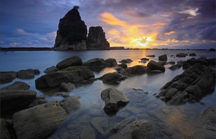 Review wisata Pantai Klayar Pacitan: pesona seruling laut, pasir putih, dan sunset indah yang membuat wisatawan betah berlama-lama.
