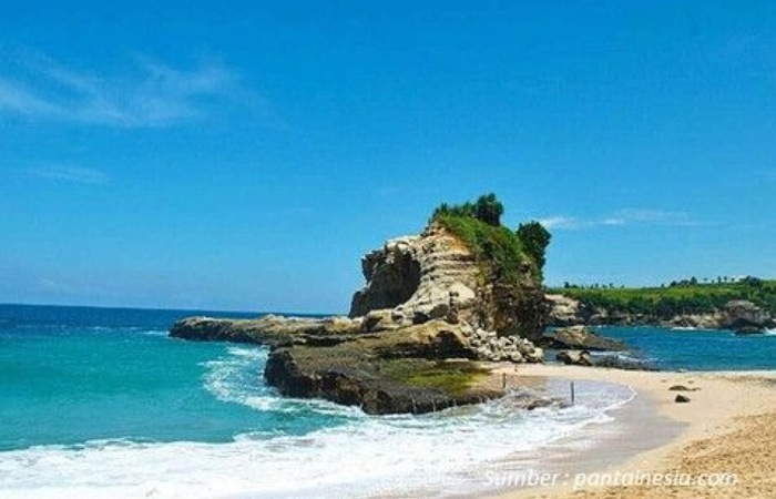 Review wisata Pantai Klayar Pacitan lengkap: Seruling Samudra, batu karang unik dan panorama laut selatan yang memikat wisatawan.