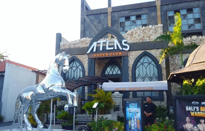 Review wisata Atlas Beach Fest Bali 2026: beach club terbesar di Asia dengan sunset bar, infinity pool, night market, dan akses pantai Berawa.