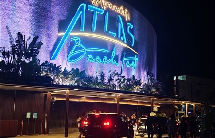 Review wisata Atlas Beach Fest Bali 2026: beach club terbesar di Asia dengan sunset bar, infinity pool, night market, dan akses langsung ke pantai.