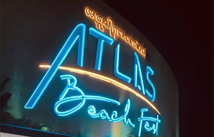 Review wisata Atlas Beach Fest Bali 2026: beach club terbesar di Asia dengan sunset indah, kuliner lengkap, dan hiburan spektakuler.