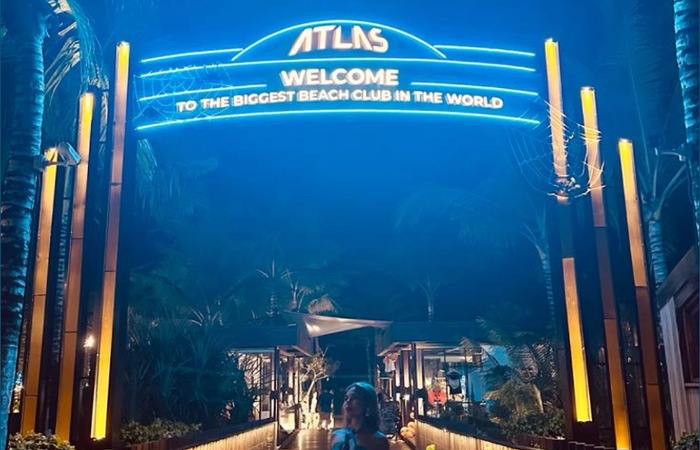 Review wisata Atlas Beach Fest Bali, beach club terbesar di dunia di Pantai Berawa dengan kolam renang panjang dan hiburan modern.