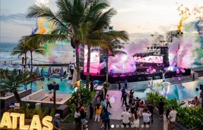Review wisata Atlas Beach Fest Bali, beach club terbesar di dunia di Canggu dengan kolam renang panjang dan hiburan pantai modern.