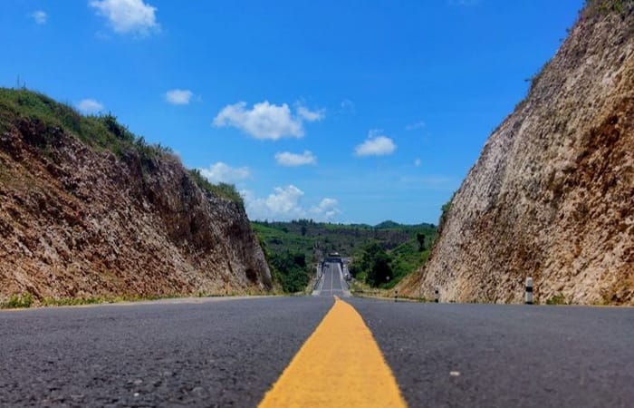Jalur Lintas Selatan Tulungagung&ndash;Trenggalek menawarkan jalan mulus, panorama laut selatan, dan akses mudah ke pantai populer seperti Gemah.