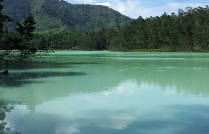 Dataran Tinggi Dieng menyimpan pesona Telaga Warna, Candi Arjuna, hingga Kawah Sikidang yang unik dan menjadi magnet wisata alam di Jawa Tengah.