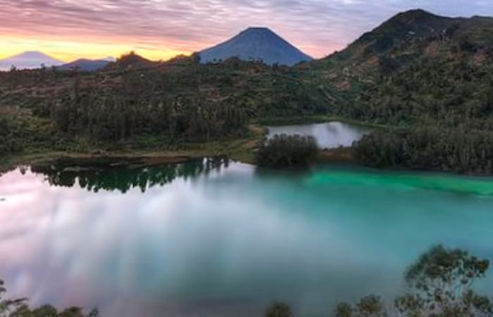 Batu Pandang Ratapan Angin Dieng jadi spot terbaik melihat Telaga Warna dari ketinggian dengan panorama alam yang lebih luas.
