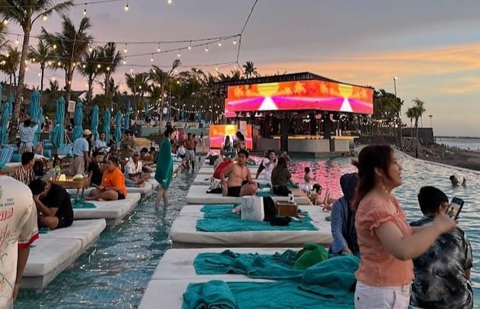 Atlas Beach Club Bali viral. Tiket masuk Rp100 ribu dapat minuman gratis, ini cara masuk dan area yang bisa dinikmati pengunjung.