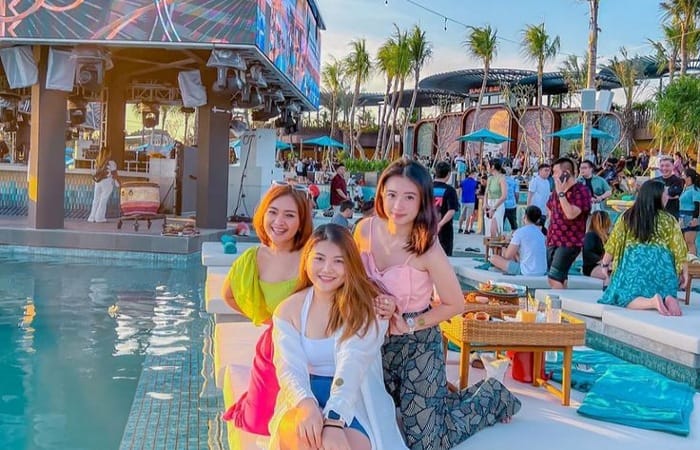 Atlas Beach Club Bali viral. HTM Rp90 ribu bisa sunsetan, kuliner, hingga party. Ini fasilitas lengkap dan harga reservasi tempat duduknya.