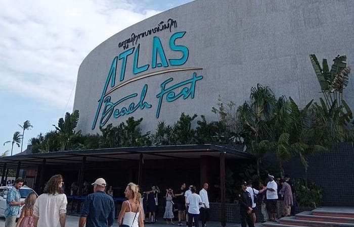 Atlas Beach Club Bali panduan lengkap untuk pemula. HTM Rp250 ribu dengan fasilitas kolam renang, sunset spot, dan area hiburan DJ.
