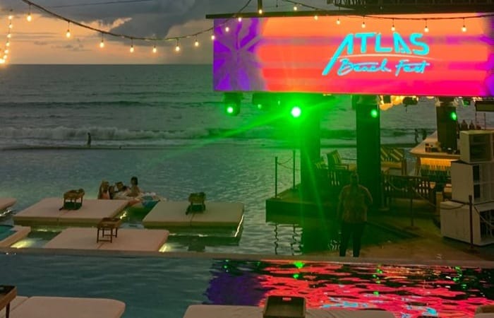 Atlas Beach Club Bali resmi dibuka. Beach club terbesar di Asia dengan luas 29.000 m&sup2;, 52 restoran, dan tiket masuk Rp150 ribu.