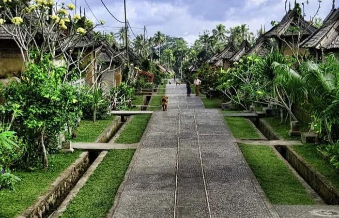 Desa Panglipuran Bali dikenal sebagai desa terbersih di dunia. Tiket masuk Rp25 ribu dengan spot foto, hutan bambu, dan wisata budaya unik.