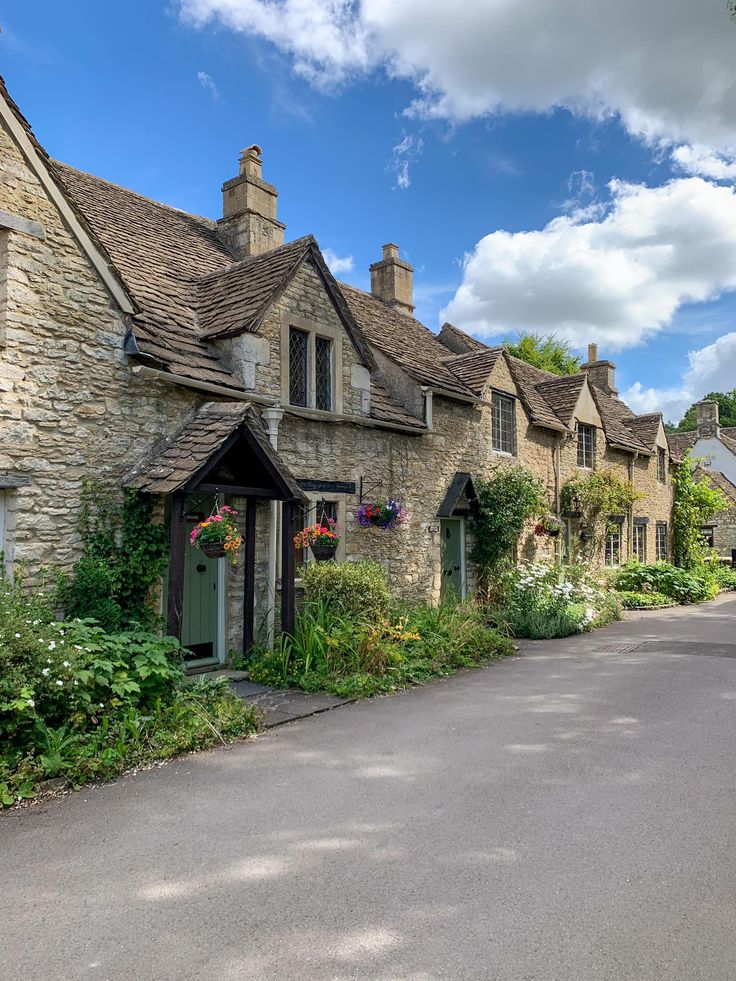 10 wisata Cotswolds terbaik di Inggris, dari Broadway Tower hingga Castle Combe. Destinasi desa indah dan hidden gem wajib dikunjungi