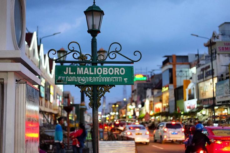 Suasana Malioboro saat Karnaval Imlek 2026 tetap meriah meski hujan deras, PBTY ke-21 Ketandan dipadati wisatawan dan pemburu kuliner.