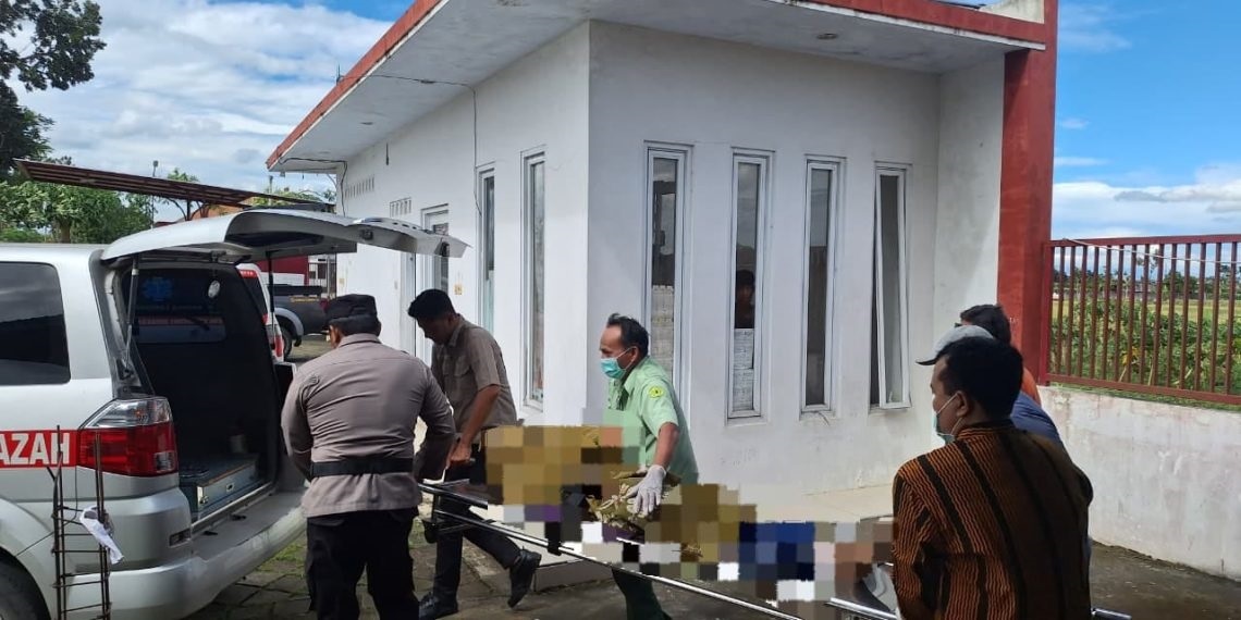 Warga Desa/Kecamatan Kauman Tulungagung digegerkan dengan penemuan seorang pria yang meninggal dunia di area parkiran Pom Mini Kauman, Kamis (5/3/2026).