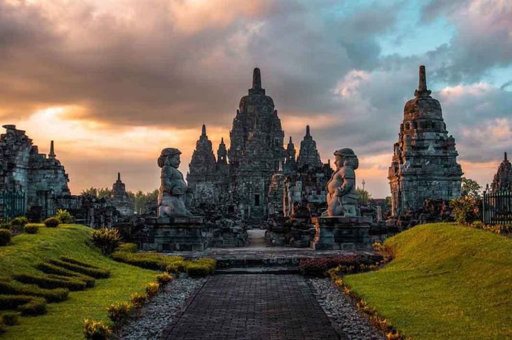Wisata Yogyakarta 3 hari 2 malam lengkap naik kereta, jelajah ikon Jogja, kuliner legendaris, hingga sunset romantis.