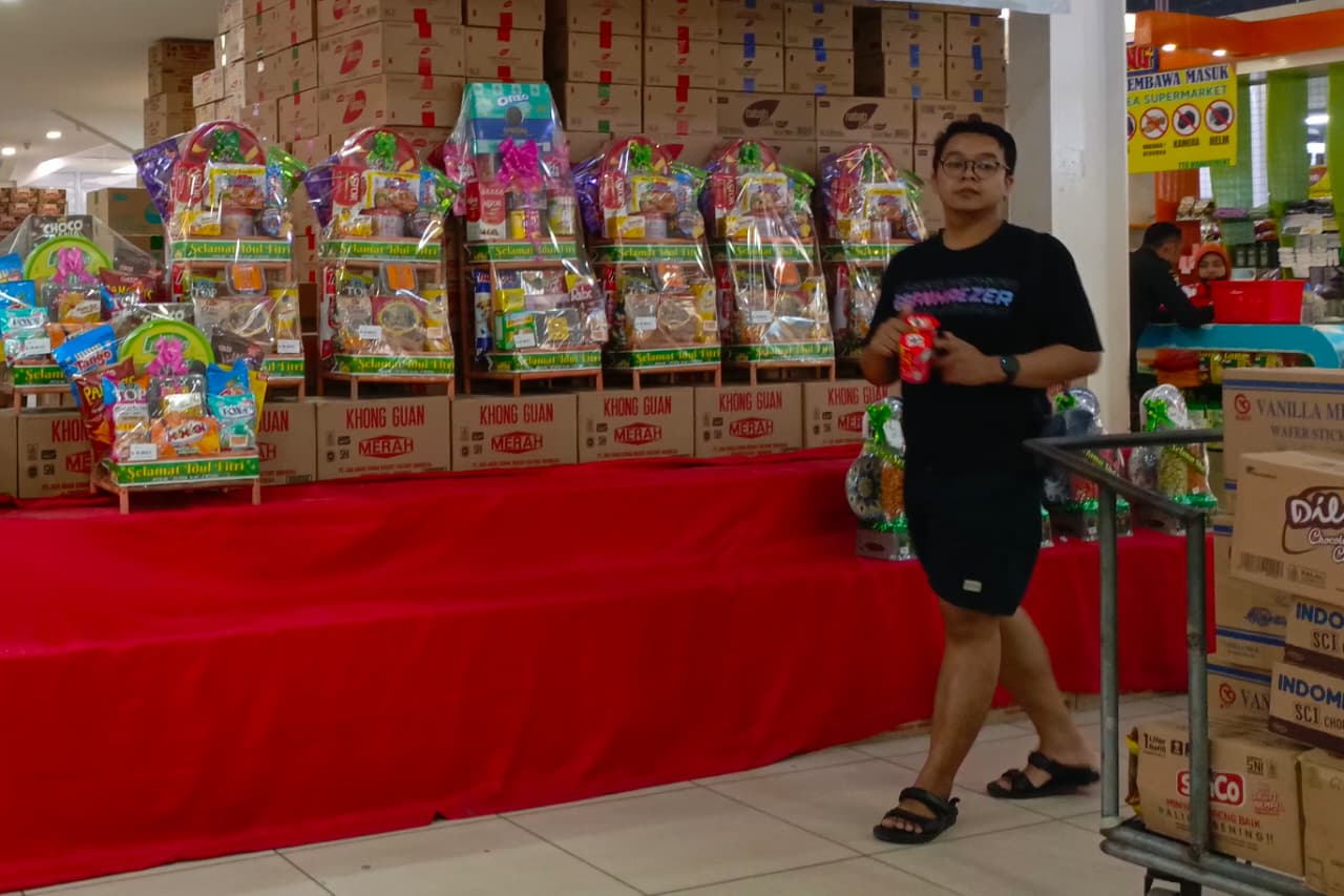 Geliat bisnis hampers atau parsel Lebaran di Tulungagung menunjukkan tren positif menjelang Hari Raya Idul Fitri.(RAHIIQ AL BACHRI/RADAR TULUNGAGUNG)