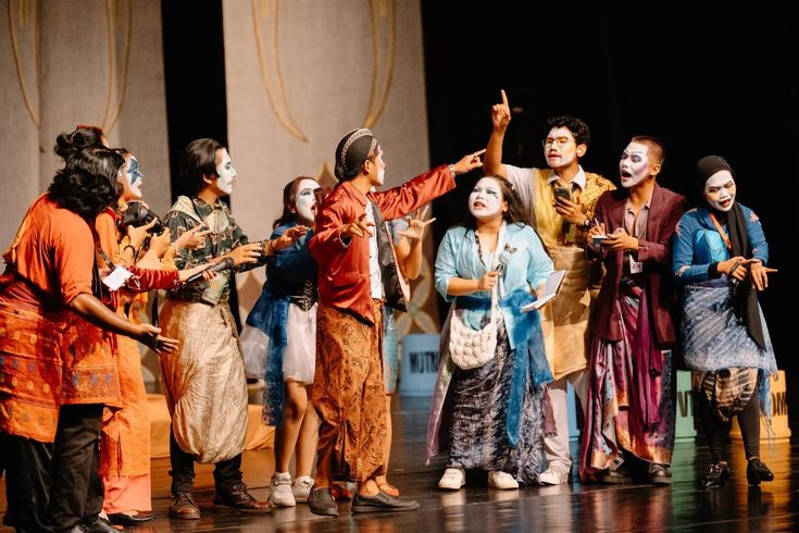 Ketoprak Siswo Budoyo dari Tulungagung pernah merajai panggung seni Jawa. Kisah Kiswondo HS membangun legenda ketoprak terkenal.