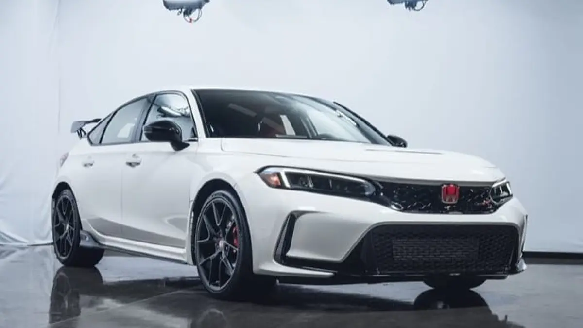 Honda Civic Type R FL5 resmi diserahterimakan di Indonesia. Hot hatch 319 PS ini dijual Rp1,399 miliar dengan fitur balap lengkap.
