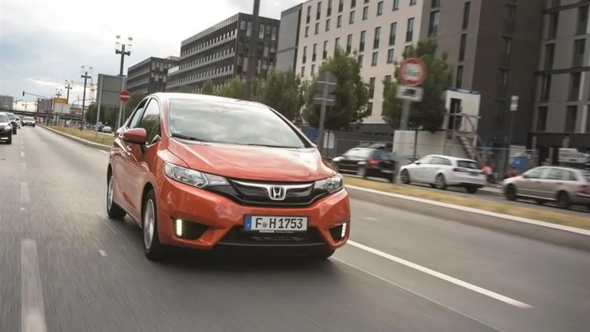 Honda Jazz 2026 hadir makin sporty dengan fitur Honda Sensing, mesin lincah, kabin modern, dan harga kompetitif di kelas hatchback.