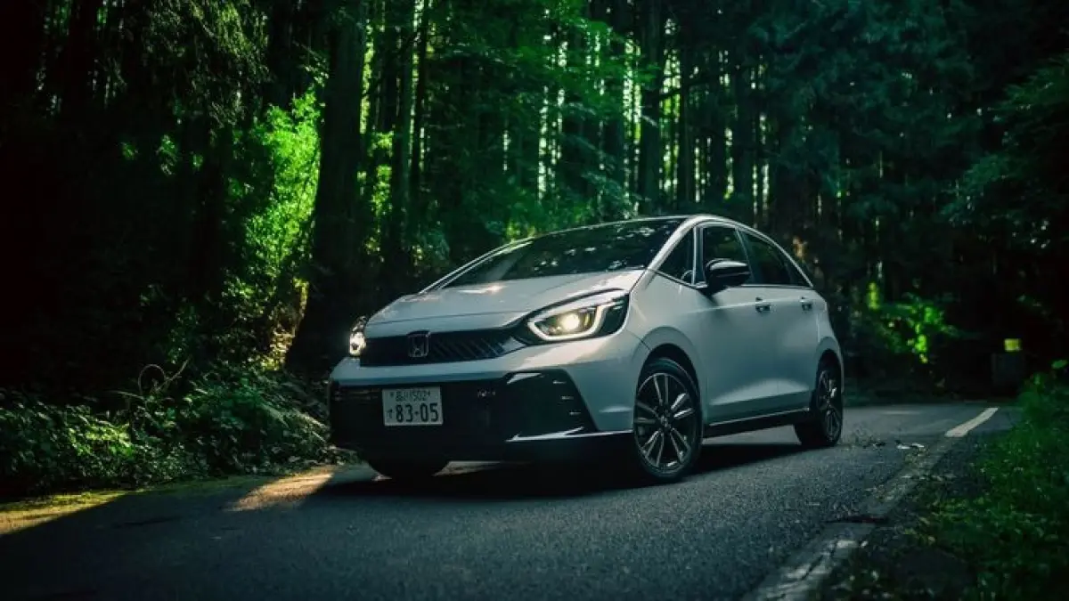 Honda Jazz GR Hybrid crossover tampil unik dan canggih. Simak desain, fitur, dan peluang masuk Indonesia yang bikin fans penasaran.