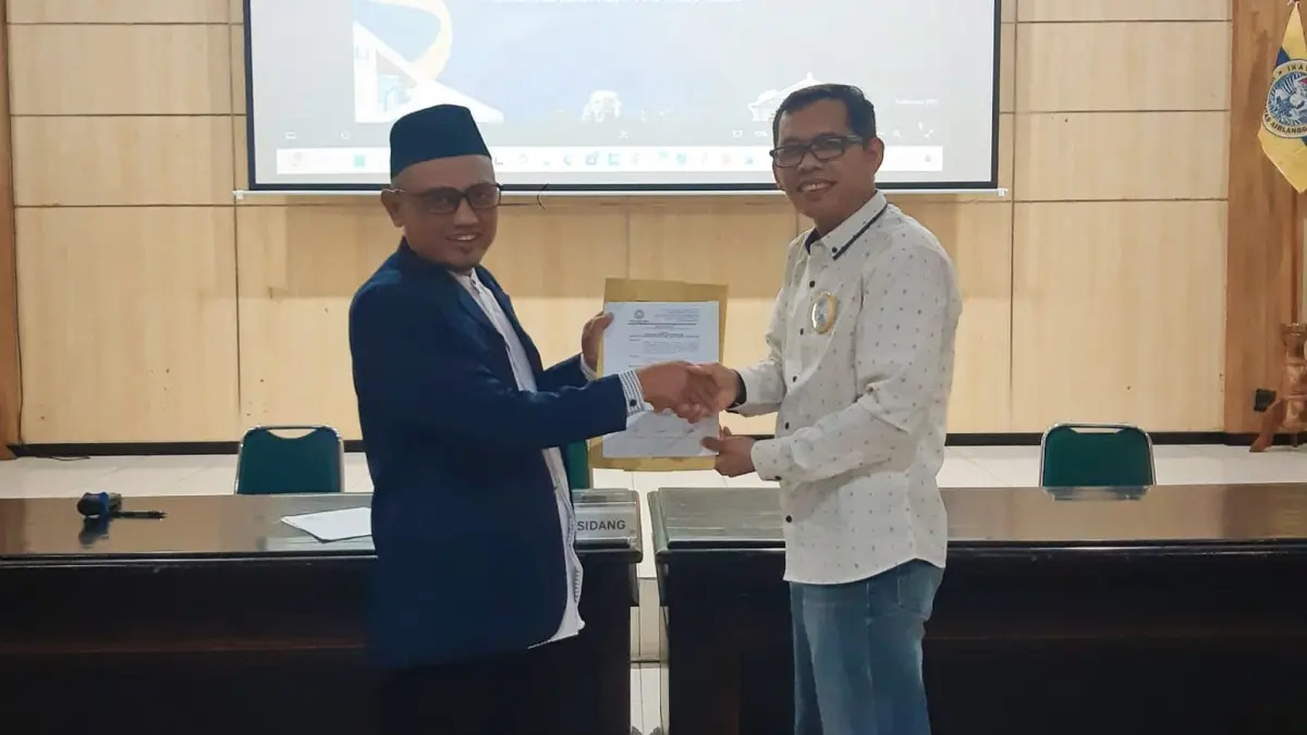 Penyerahan secara simbolik berita acara Muscab IKA Unair Cabang Tulungagung kepada Pengurus Wilayah IKA Unair Jawa Timur