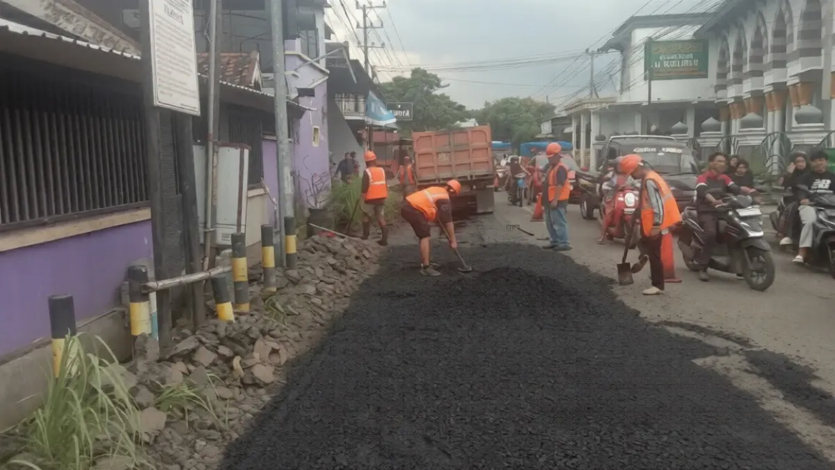 proses perbaikan salah satu ruas jalan di Tulungagung.