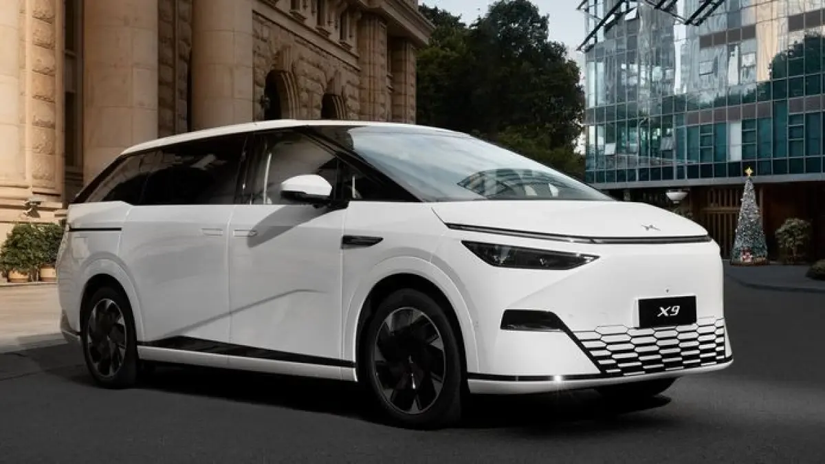 Review Xpeng X9, MPV listrik futuristis dengan fitur mewah, jarak tempuh 600 km, teknologi canggih, harga mulai Rp990 juta.
