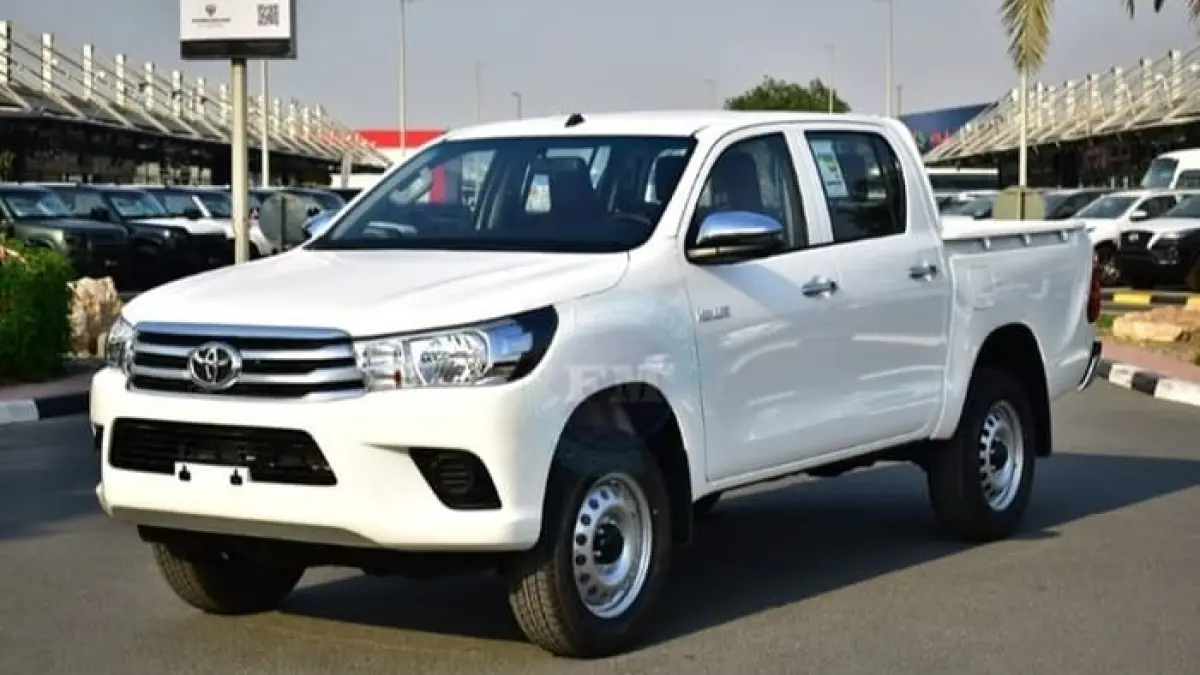 Toyota Hilux 2026 hadir dengan desain gagah, mesin diesel bertenaga, fitur Toyota Safety Sense, dan bak luas yang tangguh untuk kerja berat dan petualangan.
