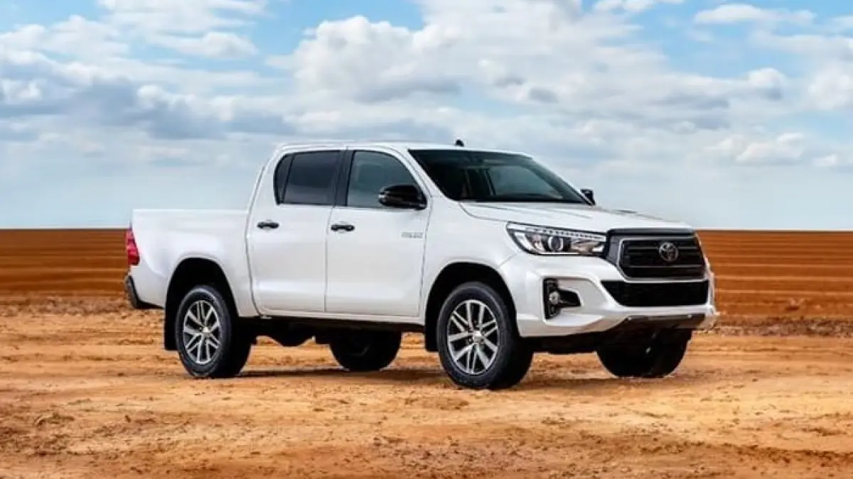 Toyota Hilux 2026 hadir makin gagah dengan fitur canggih, interior mewah, serta pilihan mesin diesel, hybrid, dan listrik.