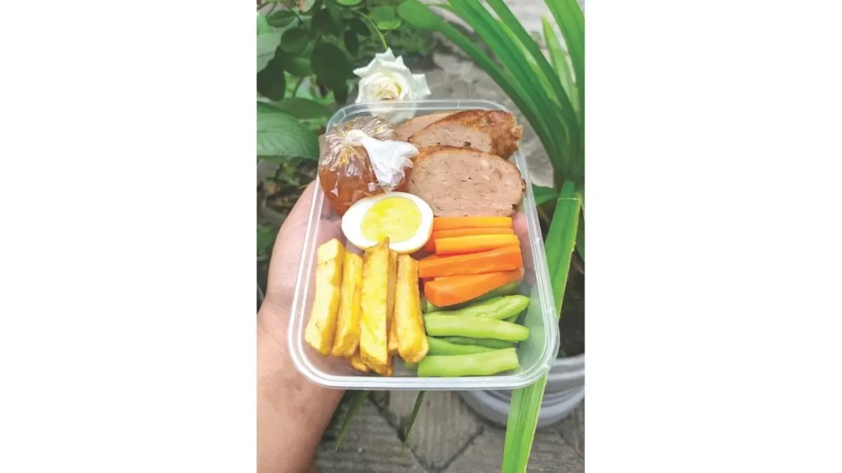 Jarang ditemui saat Ramadan, galantin khas solo jadi menu buka puasa unik yang banyak dicari pembeli.(KRISNA PAMBUDI/RADAR TULUNGAGUNG)