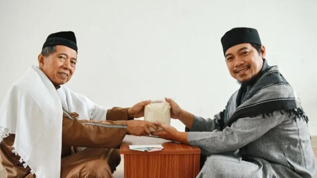 Pembagian zakat fitrah tidak boleh selalu dibagi rata. Simak cara penyaluran zakat yang adil menurut ulama dan syariat Islam.