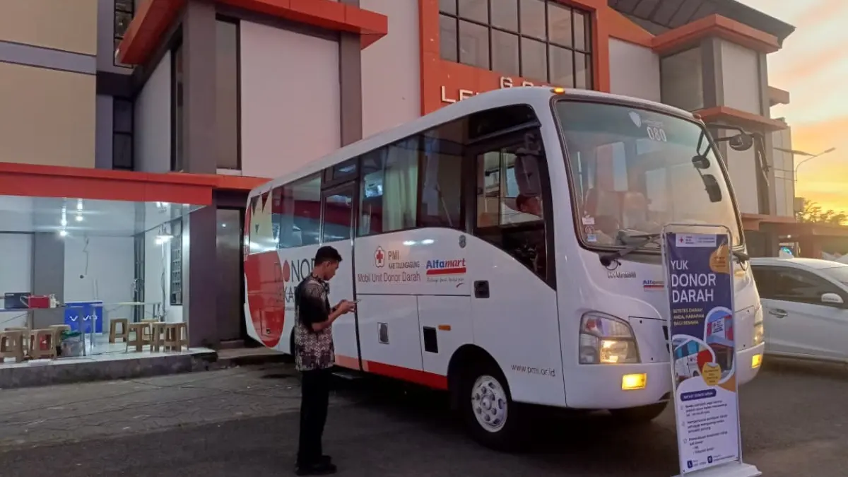 PMI Tulungagung berusaha menjaga stok darah selama Ramadan hingga Lebaran nanti dengan mengerahkan mobil donor darah di pusat keramaian.(RAHIIQ AL BACHRI/RADAR TULUNGAGUNG)
