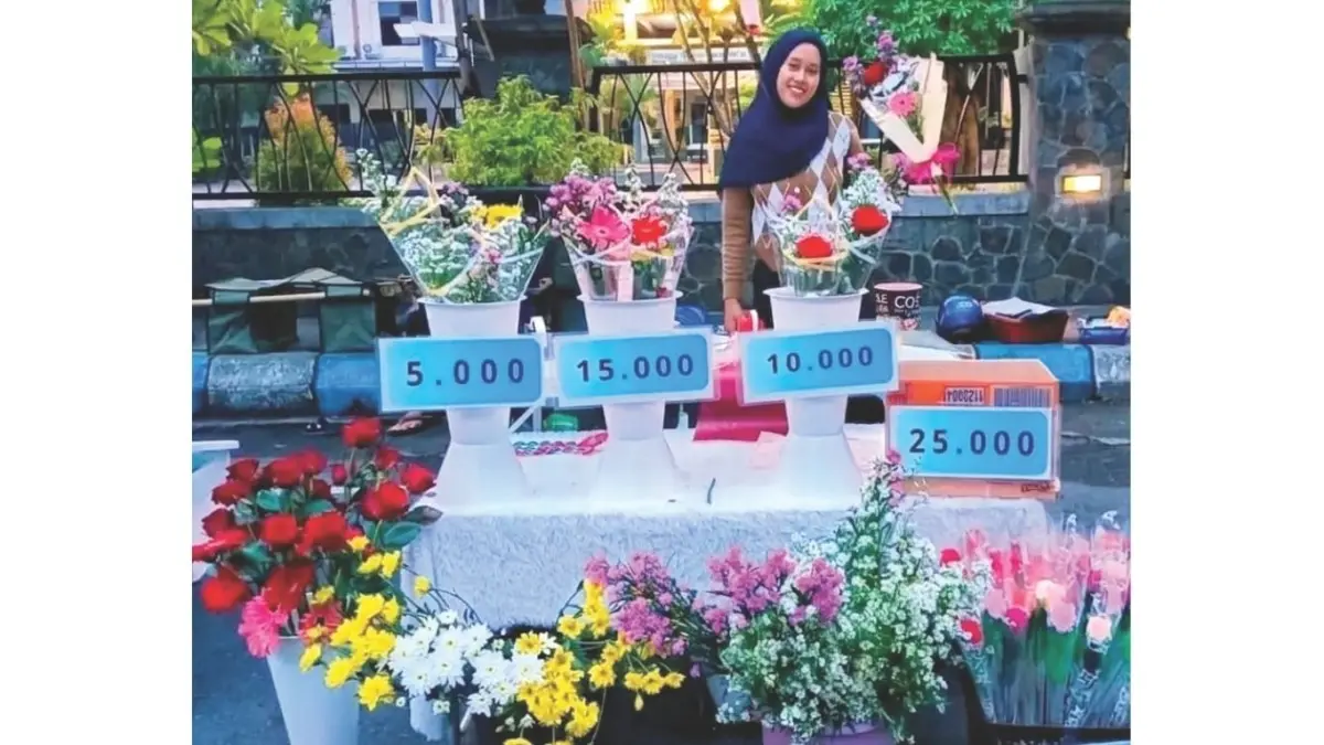 Tri Atarini memanfaatkan celah peluang bisnis buket bunga yang masih cukup prospektif.