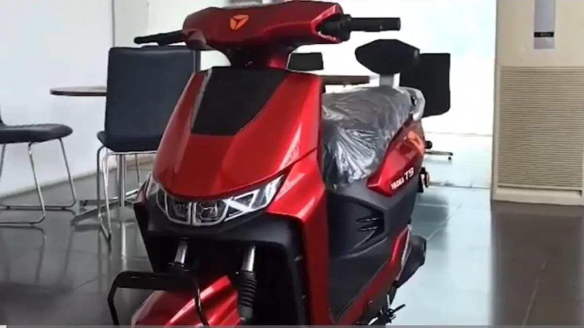 Motor listrik Yadea T9 mampu menempuh 100 km sekali cas. Harga setelah subsidi hanya Rp14,5 juta dengan baterai graphene dan fitur modern.