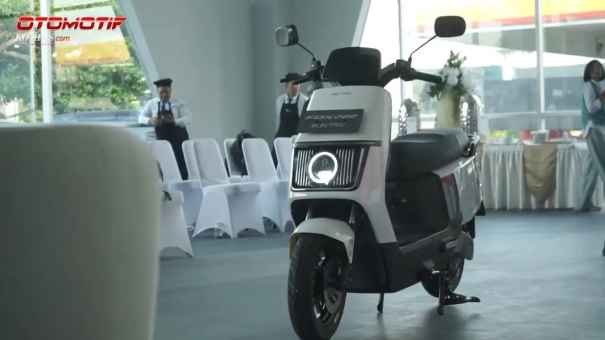 Polytron Fox 200 vs Gesits G1, duel motor listrik harga Rp11 jutaan hingga Rp28 juta. Simak perbandingan spesifikasi, fitur, dan jarak tempuhnya.