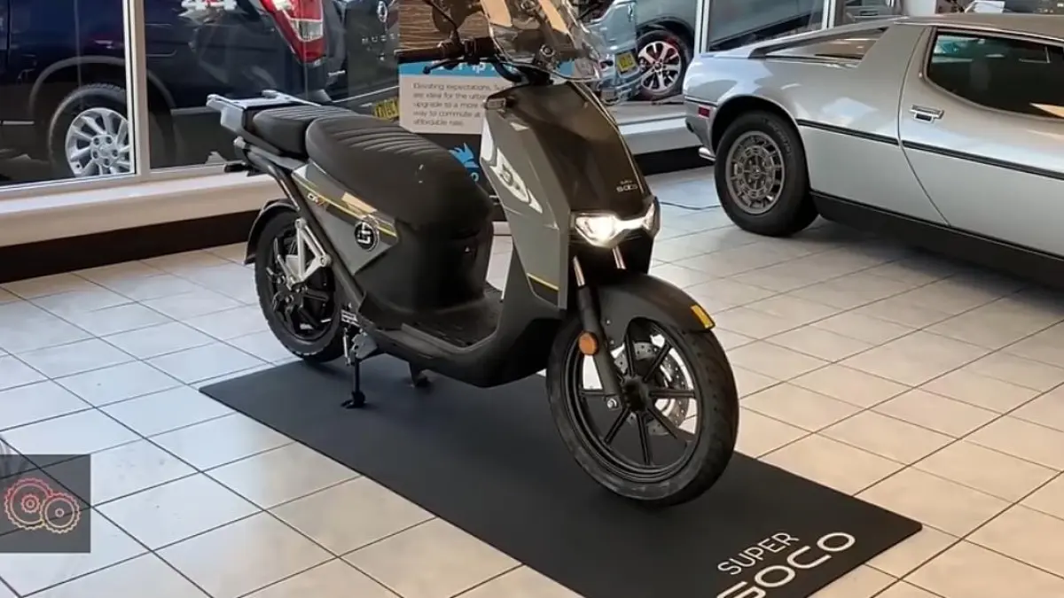 United C2000 motor listrik hadir dengan desain neo klasik, top speed 70 km/jam dan jarak tempuh hingga 130 km. Simak spesifikasi dan harganya.