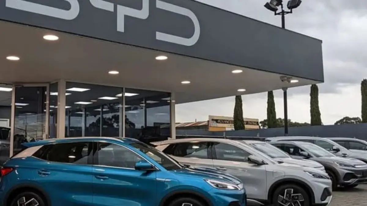 BYD Seal jadi mobil listrik paling laku di Indonesia, tawarkan desain mewah, harga murah, dan performa 0-100 km/jam hanya 3,5 detik.