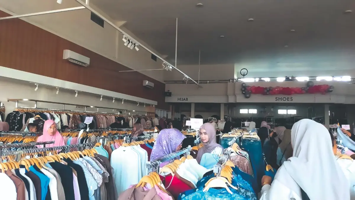 Salah satu toko pakaian di Tulungagung dipadati pengunjung yang berburu busana Lebaran.(RAHIIQ AL BACHRI/RADAR TULUNGAGUNG)