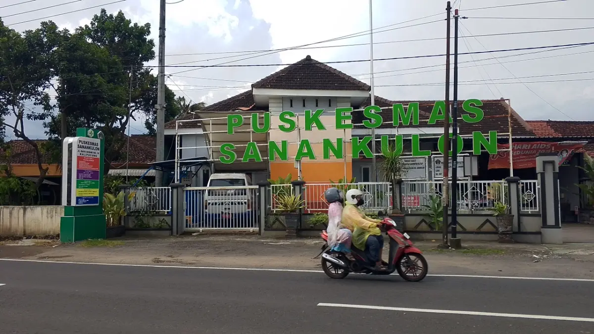 AKHMAD NUR KHOIRI/RADAR PENATARAN
BUKA: Salah satu puskesmas di Kabupaten Blitar yang tetap buka layanan UGD saat Lebaran.
