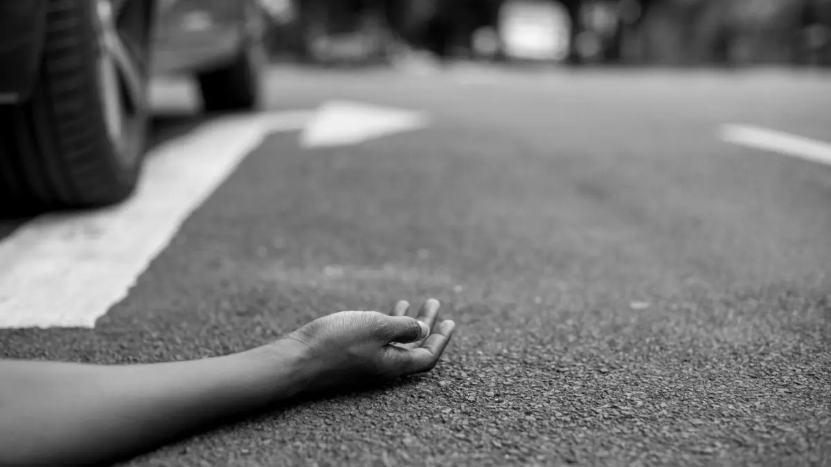 Insiden beruntun melibatkan dua mobil dan satu sepeda motor terjadi di jalan umum Desa Jatimulyo, Kecamatan Kauman, Tulungagung, Selasa (17/3) sekitar pukul 23.50 WIB.(freepik.com)