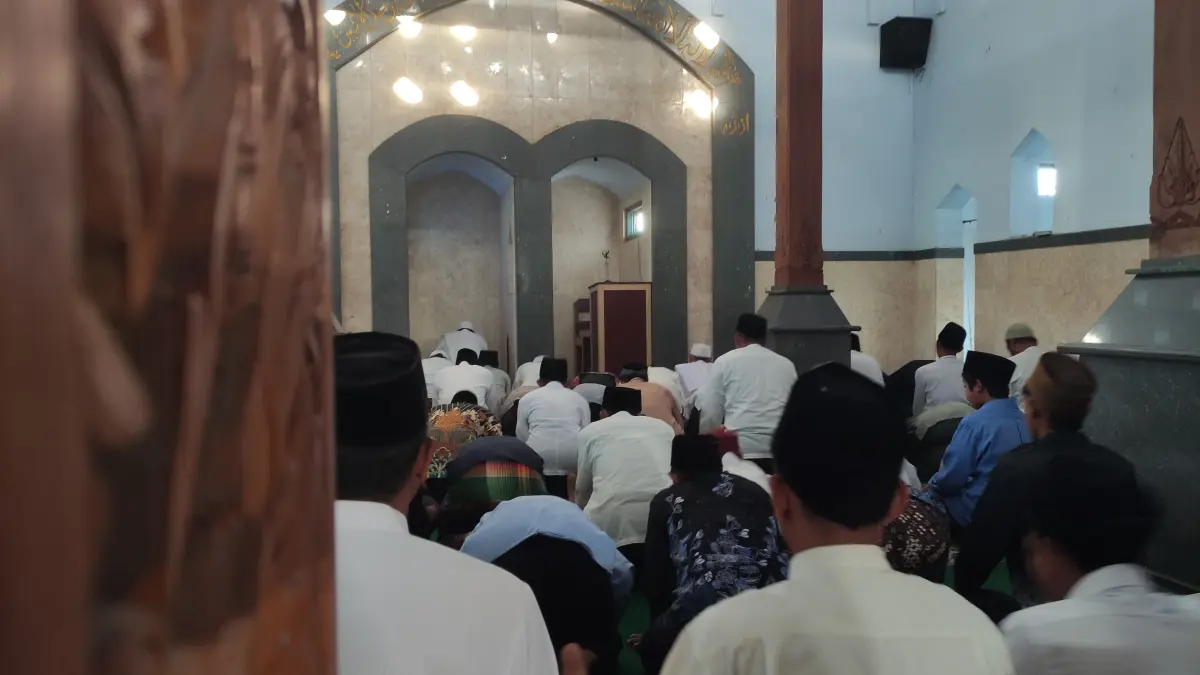 Jemaah Ponpes Al Khoiriyah di Desa Wates, Kecamatan Sumbergempol, Tulungagung menggelar salat Id pada Kamis pagi. (SANDY YUWANA/RADAR TULUNGAGUNG)