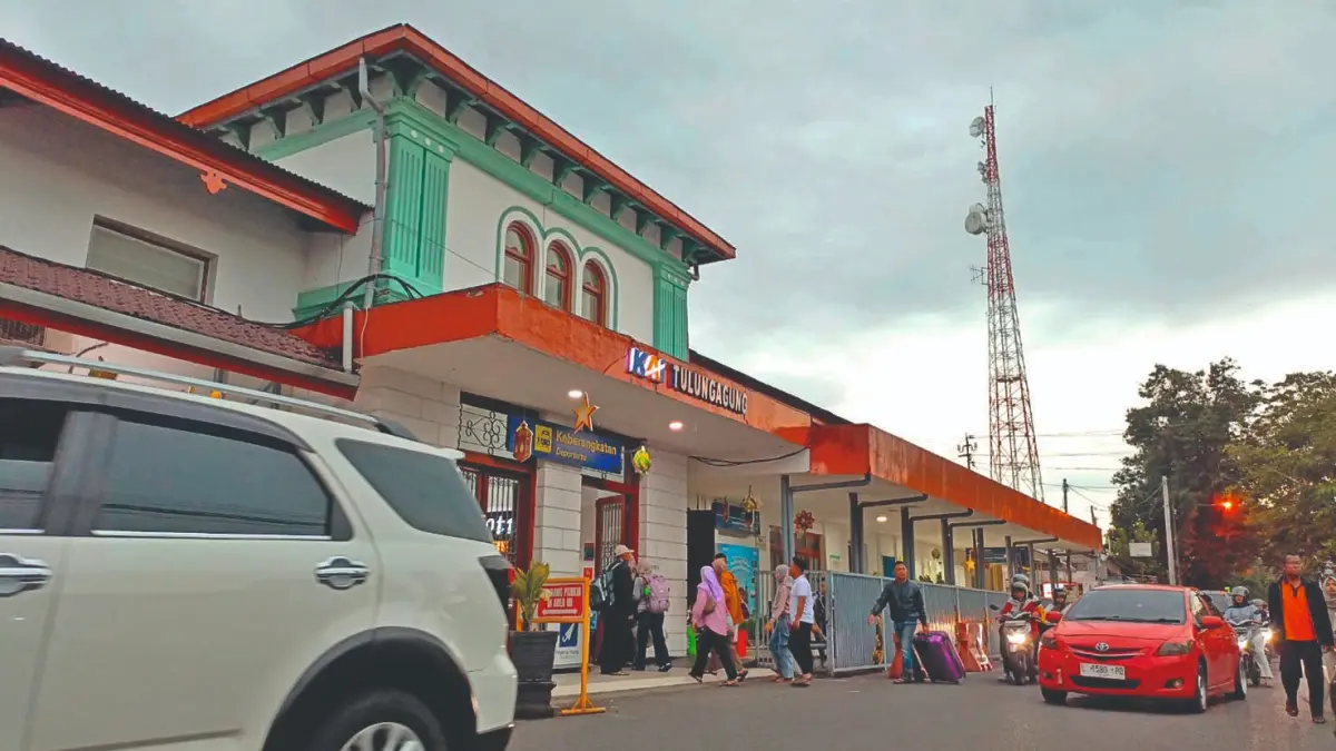 Panas terik sering mewarnai musim peralihan dari penghujan ke kemarau dan harus diwaspadai masyarakat Tulungagung.(RAHIQ AL BACHRI/RADAR TULUNGAGUNG)