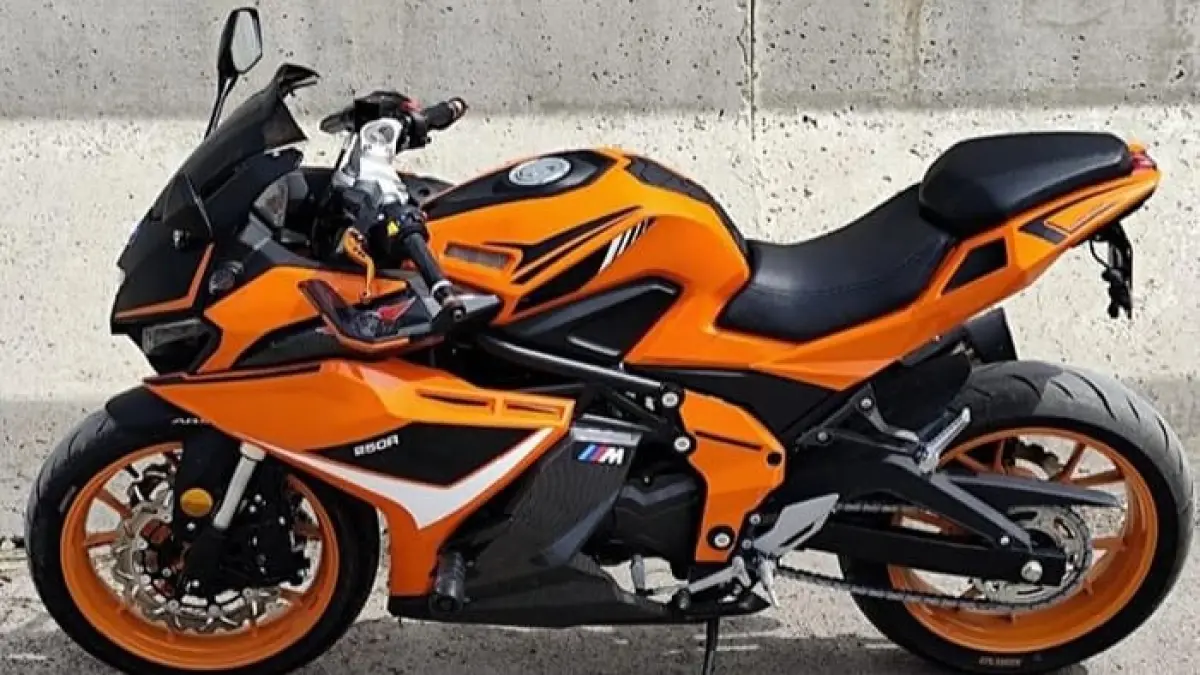Indomobil E-Motor Tirano hadir dengan gaya adventure, fitur canggih, dan jarak tempuh 110 km, dijual Rp25,9 juta.