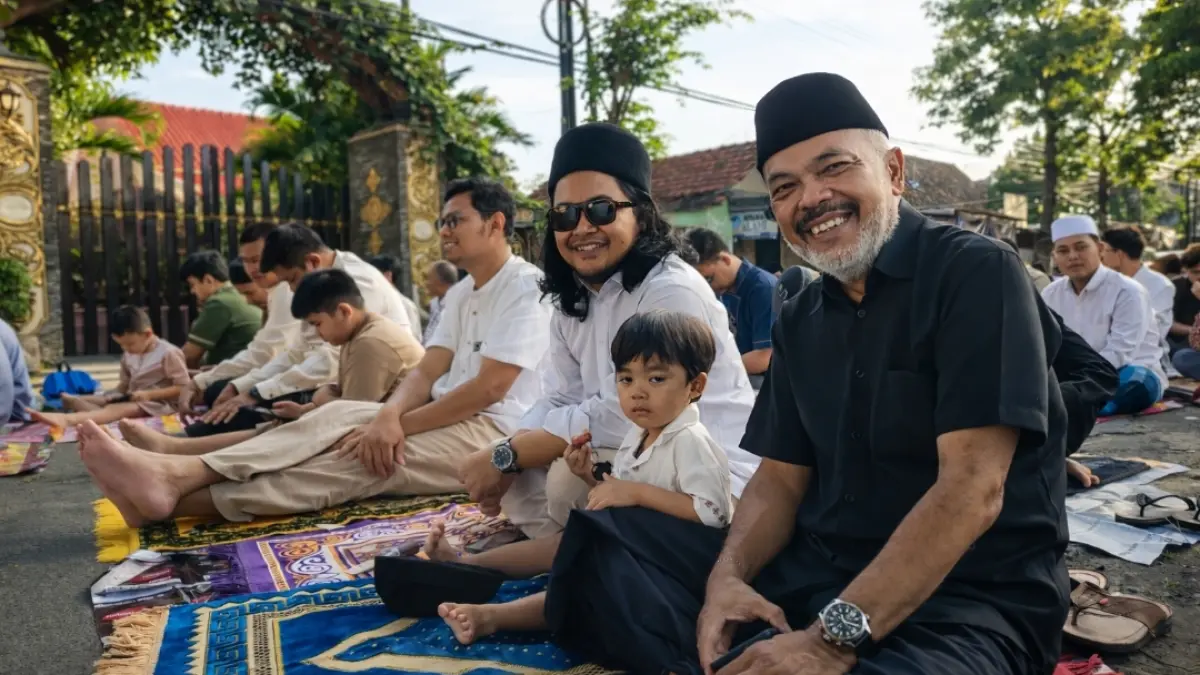 Warga Muhammadiyah Tulungagung melaksanakan ibadah sholat Idul Fitri di Masjid Al Fattah Hingga ke ruas jalan sekitar 