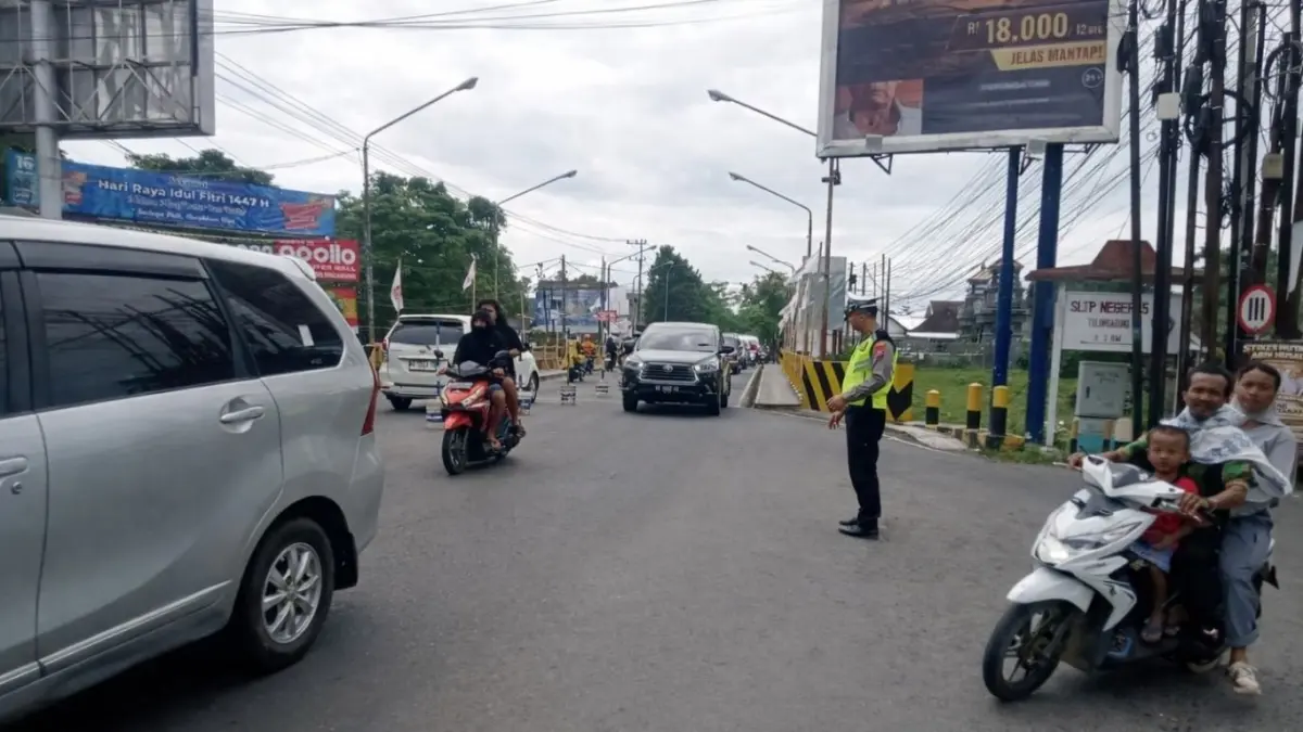 Arus lalu lintas di wilayah Kabupaten Tulungagung terpantau relatif aman dan lancar memasuki hari kedua Hari Raya Idul Fitri 1447 Hijriah.