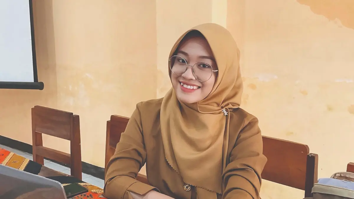 Di sela kesibukannya sebagai guru, Anggelina Widiarsi menjadi seniman sketsa.
