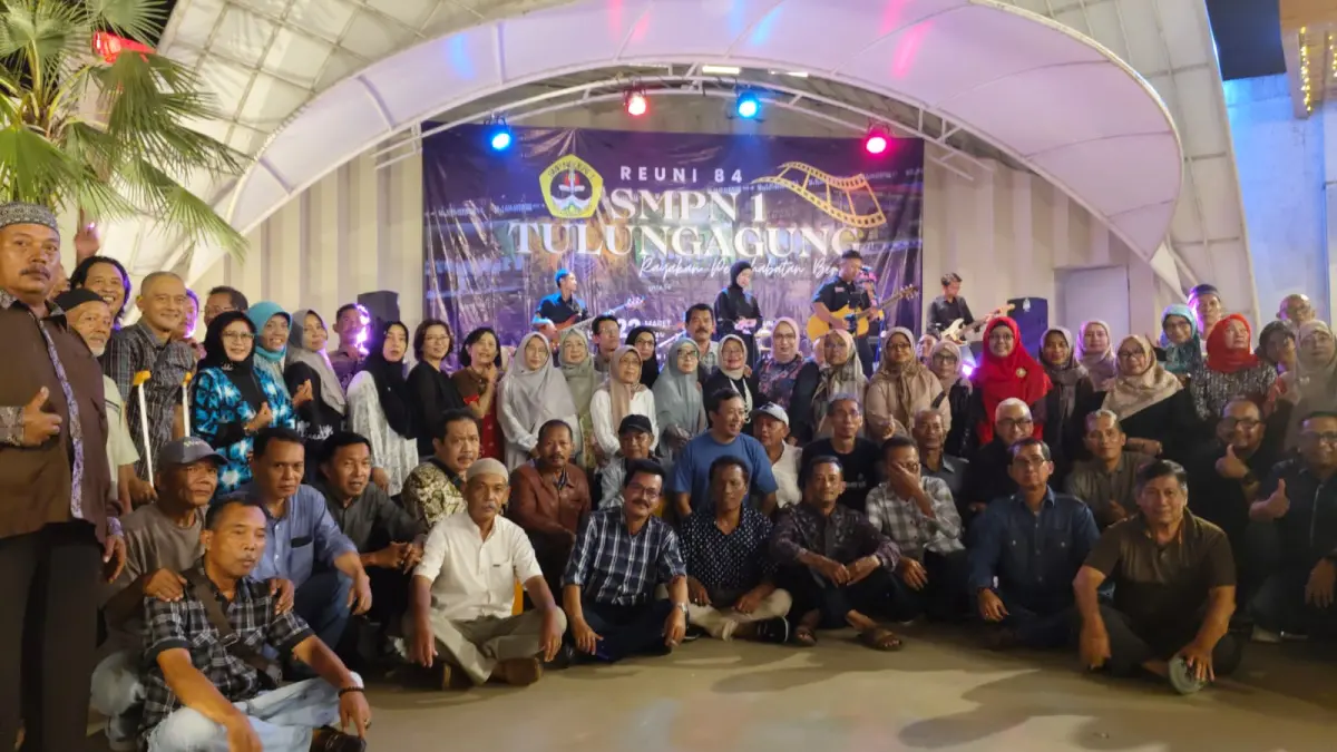 Foto berdama kegiatan reuni alumni SMPN 1 Tulungagung angkatan 1984.