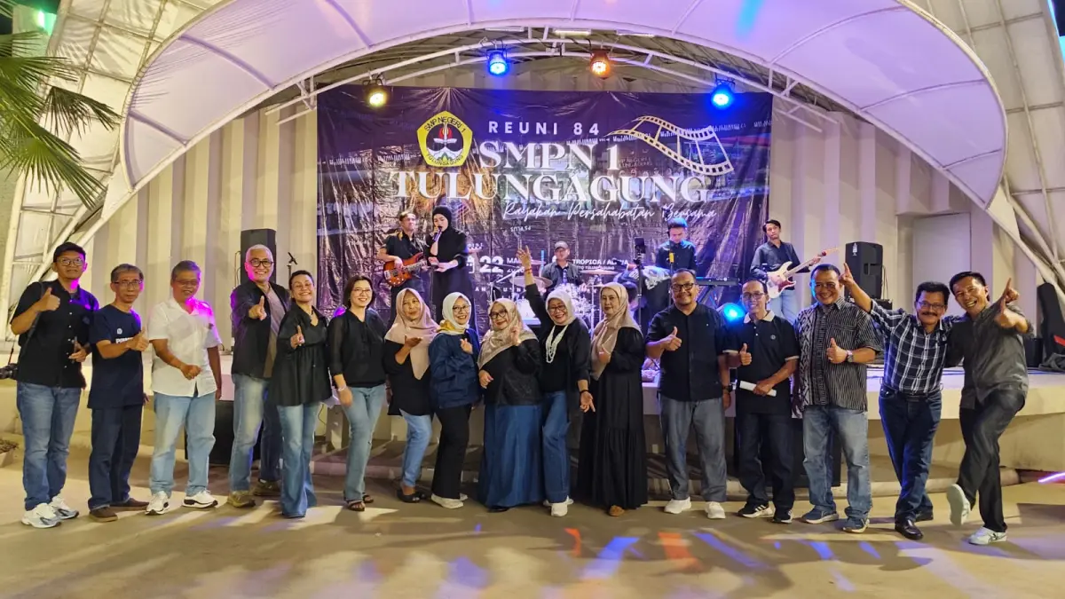 Foto bersama kegiatan reuni alumni SMPN 1 Tulungagung angkatan 1984.