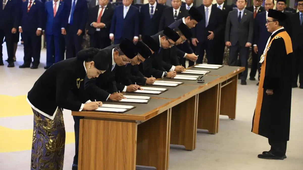 Ketua Mahkamah Agung Republik Indonesia, Sunarto, mengambil sumpah jabatan tujuh Anggota Dewan Komisioner (ADK) Otoritas Jasa Keuangan (OJK) di Gedung Mahkamah Agung, Jakarta, Rabu (25/3).